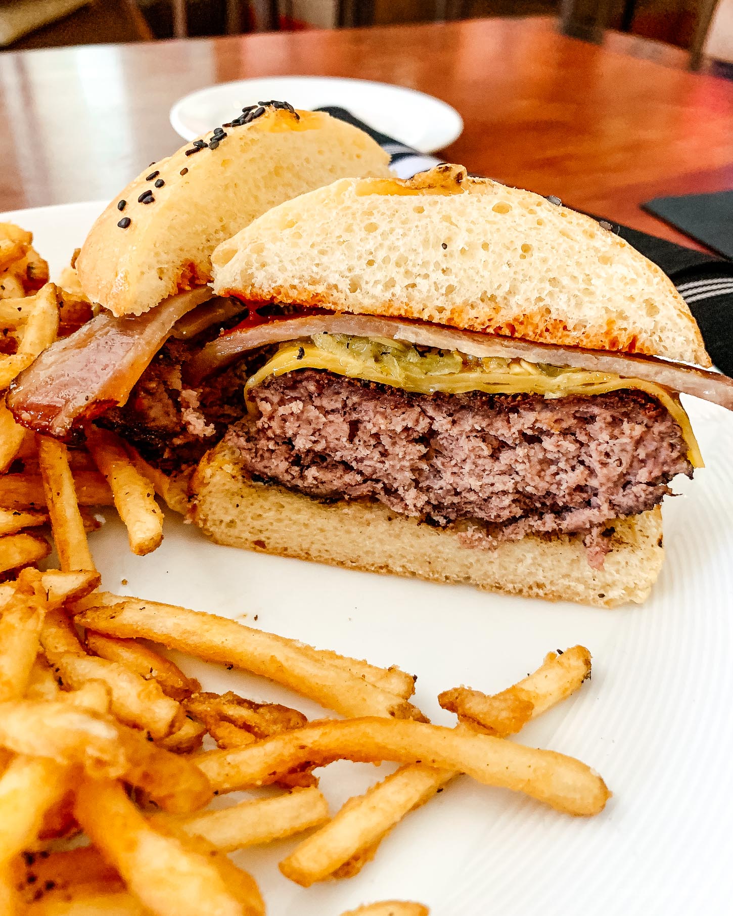 We went on the search for the best green chile cheeseburger in New Mexico #travel #newmexico #greenchile #greenchilecheeseburger #wheretoeat #wheretoeatnewmexico