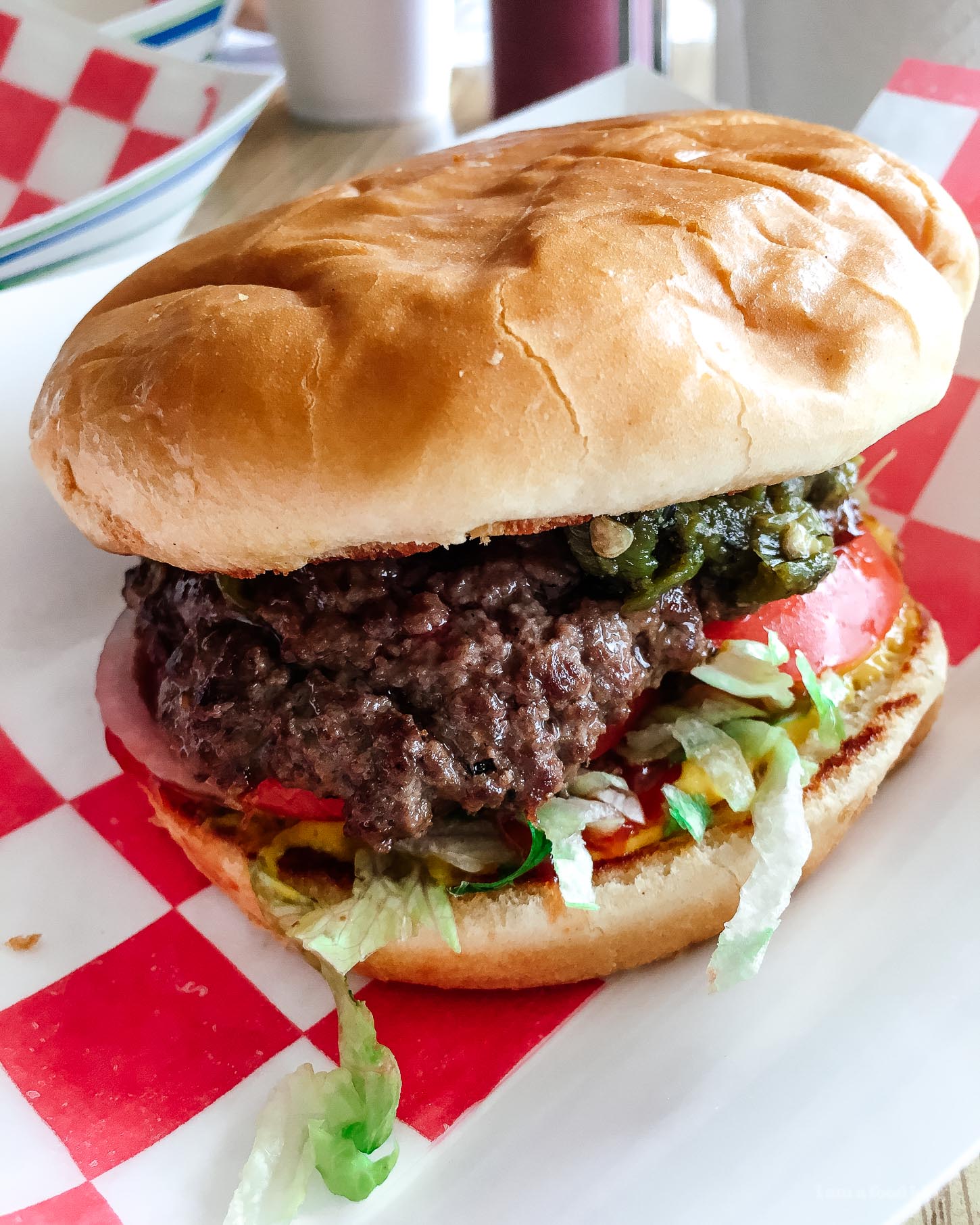 We went on the search for the best green chile cheeseburger in New Mexico #travel #newmexico #greenchile #greenchilecheeseburger #wheretoeat #wheretoeatnewmexico